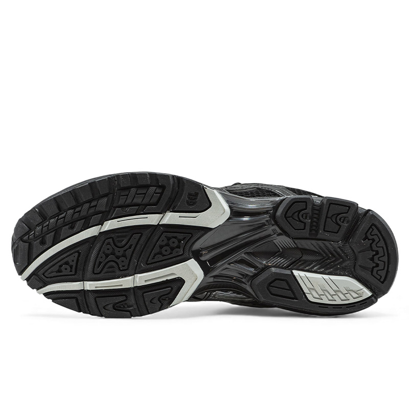 さ様。専用。 ASICS（アシックス） ランニングシューズ スノーターサーSG 1013A136
